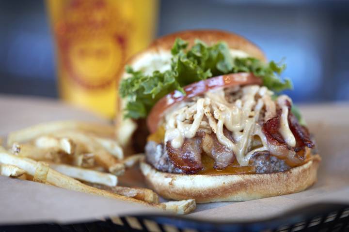 Mr. Brews Taphouse - Chandler | restaurant | 2040 S Alma School Rd #12, Chandler, AZ 85286, USA | 4805903901 OR +1 480-590-3901