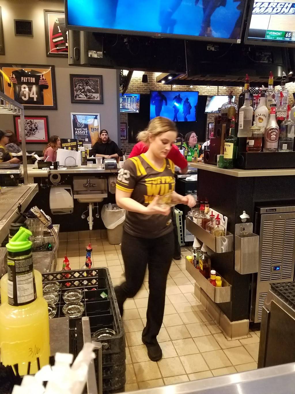 Buffalo Wild Wings | restaurant | 2942 Carlson Dr, Hammond, IN 46323, USA | 2198442600 OR +1 219-844-2600