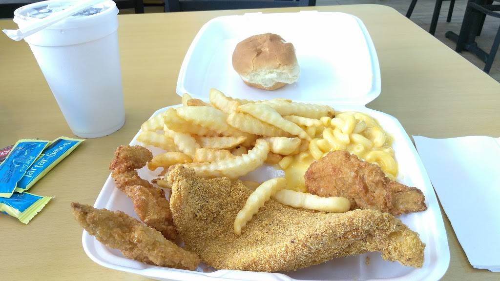 Lisas Chicken | restaurant | 1401 E Pioneer Pkwy, Arlington, TX 76010, USA | 8178600012 OR +1 817-860-0012