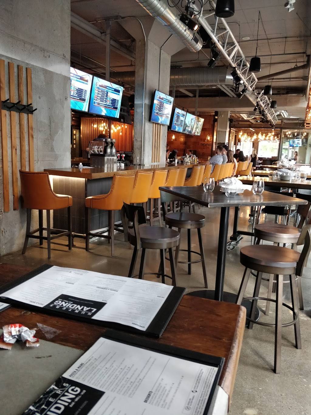 Hunters Landing | restaurant | 82 Fort York Blvd, Toronto, ON M5V 4A6, Canada | 6473526082 OR +1 647-352-6082