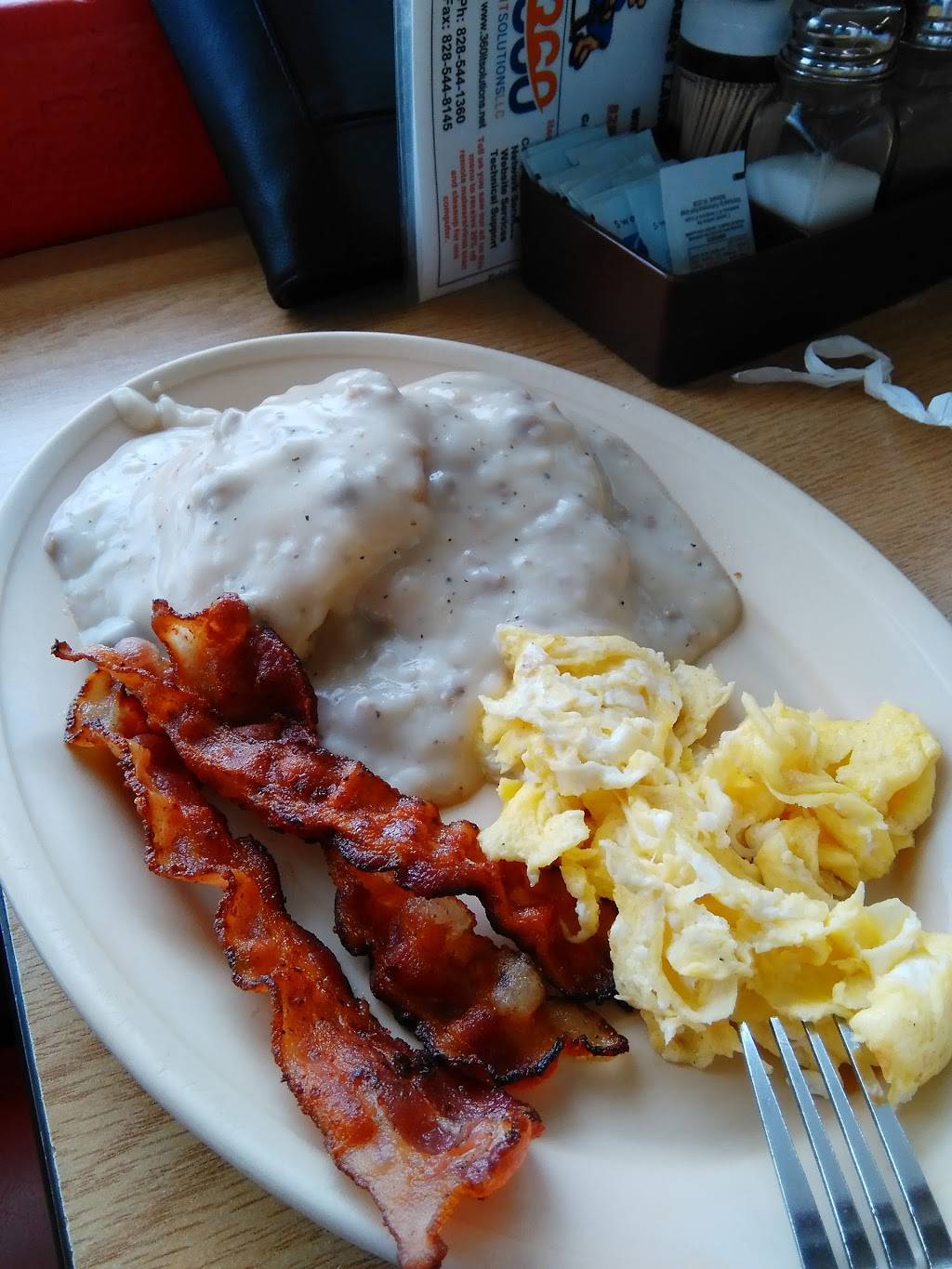 Dicks Cafe | restaurant | 2207 N Main Ave, Newton, NC 28658, USA | 8284647920 OR +1 828-464-7920