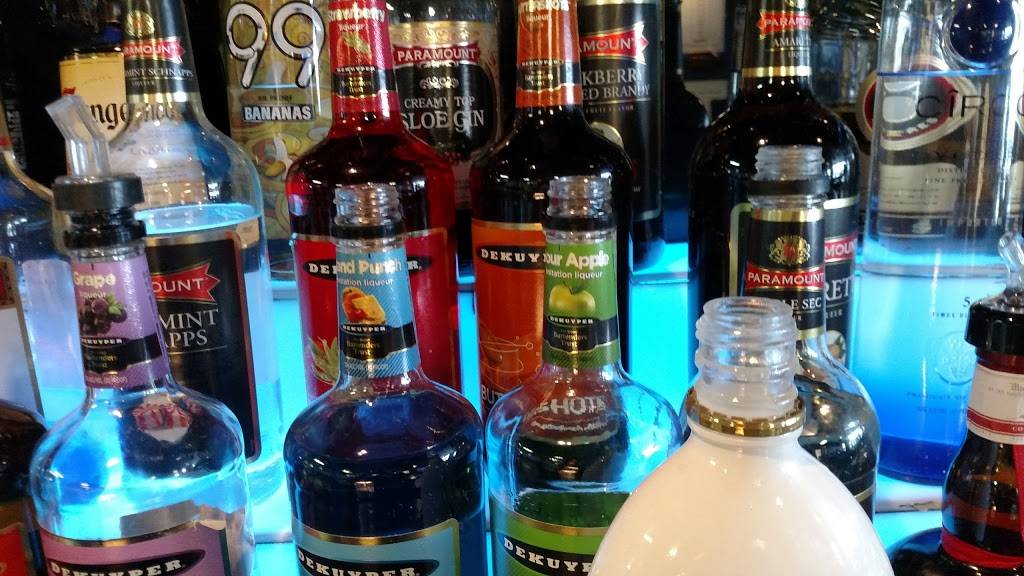 Inn Cahoots Bar | restaurant | 7525 Broadview Rd, Seven Hills, OH 44131, USA | 4408826669 OR +1 440-882-6669