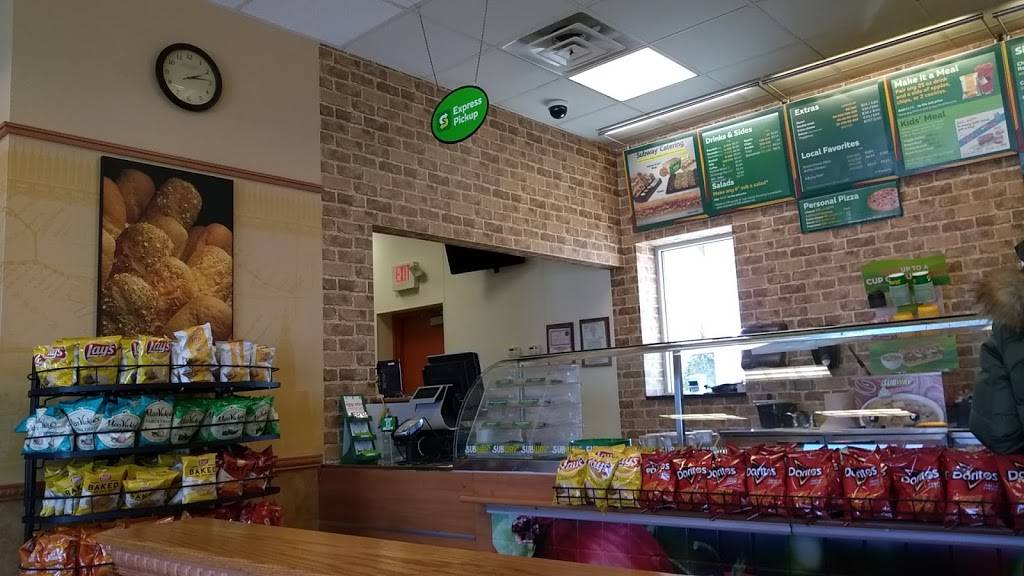 Subway Restaurants | restaurant | 3020 Skokie Hwy, Lake Bluff, IL 60044, USA | 8474732420 OR +1 847-473-2420