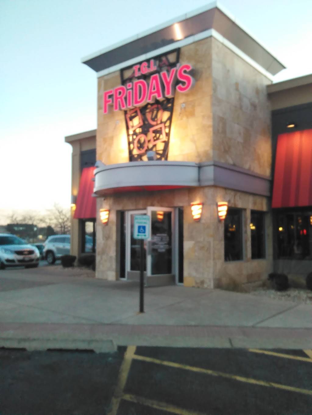 TGI Fridays | restaurant | 6577 Grand Ave, Gurnee, IL 60031, USA | 8478550007 OR +1 847-855-0007