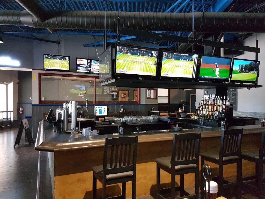 Sneakers Sports Bar & Restaurant | restaurant | 18025 Yonge St, Newmarket, ON L3Y 6A1, Canada | 9052355517 OR +1 905-235-5517