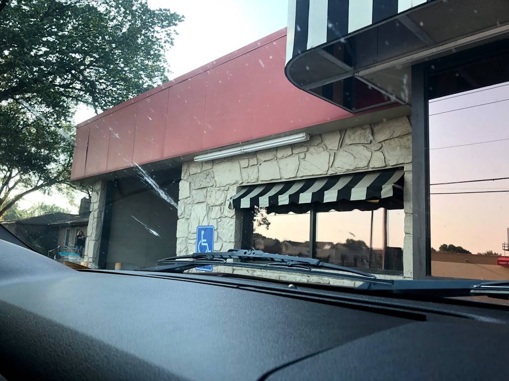 Dog-N-Shake | restaurant | 8800 W Maple St, Wichita, KS 67209, USA | 3167223971 OR +1 316-722-3971