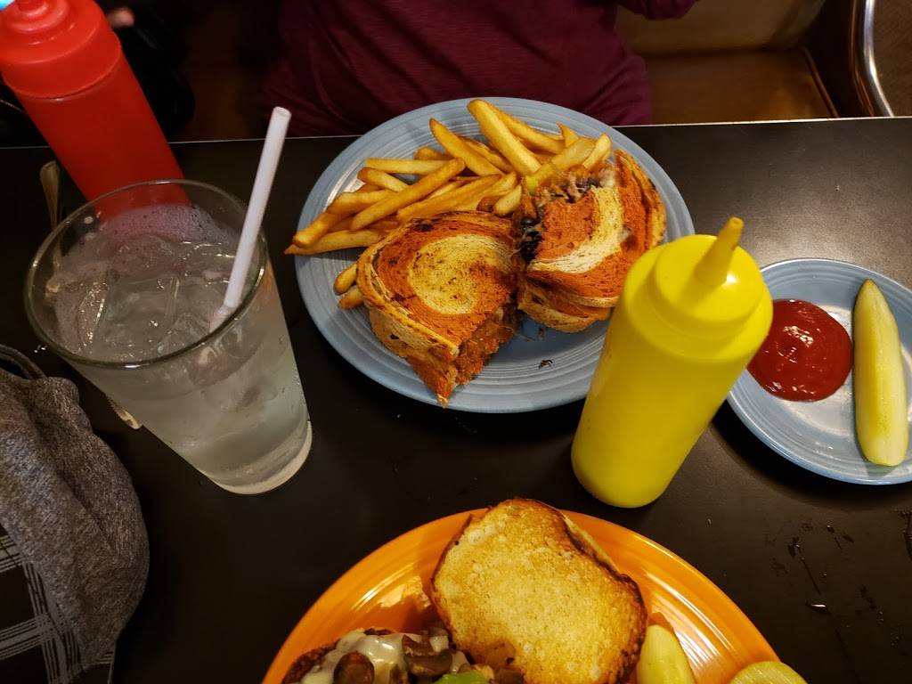 Dinghys Restaurant & Bar | restaurant | 415 Main St, Frankfort, MI 49635, USA | 2313524702 OR +1 231-352-4702