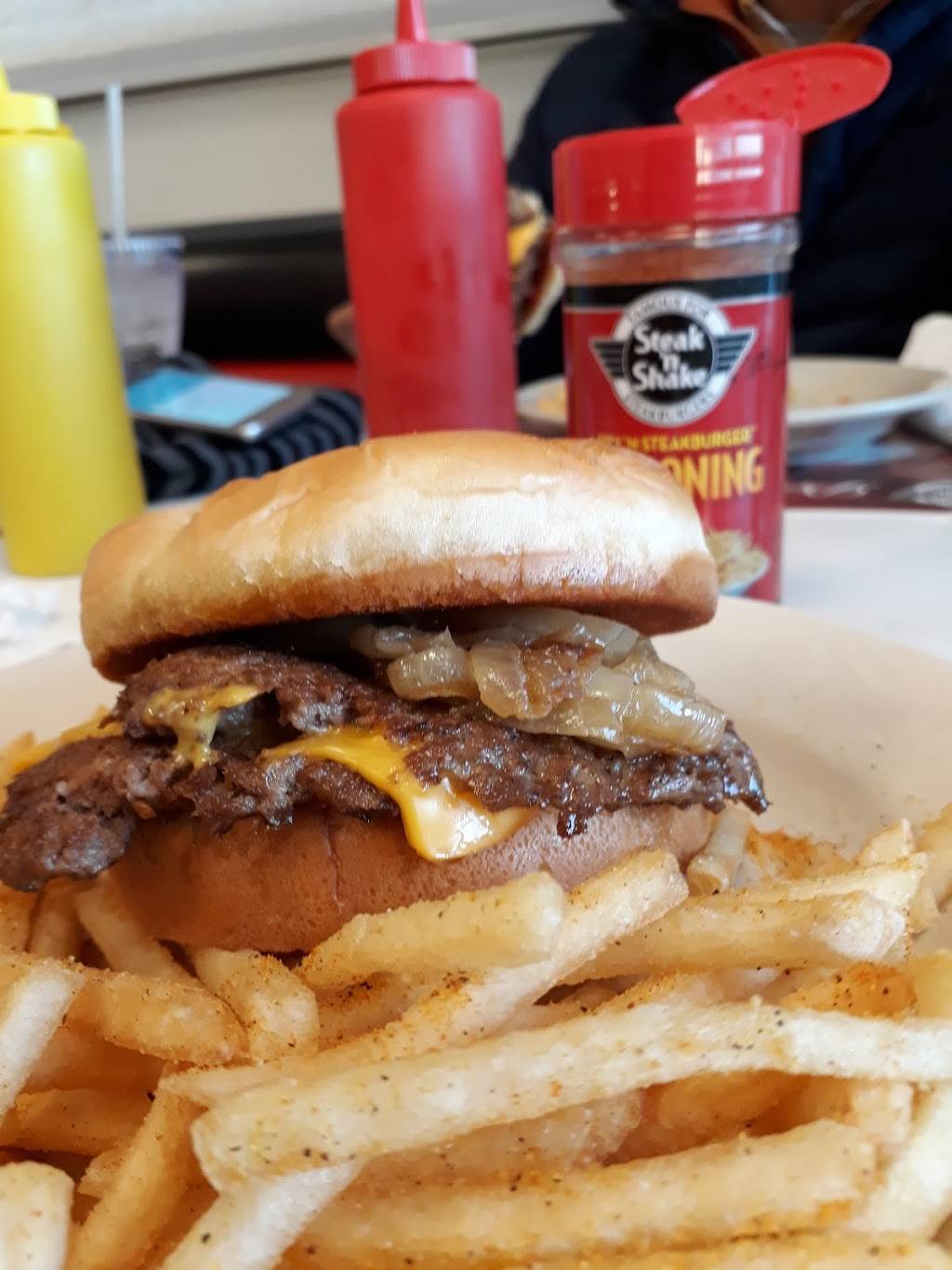 Steak n Shake | restaurant | 606 N Bluff Rd, Collinsville, IL 62234, USA | 6186230004 OR +1 618-623-0004