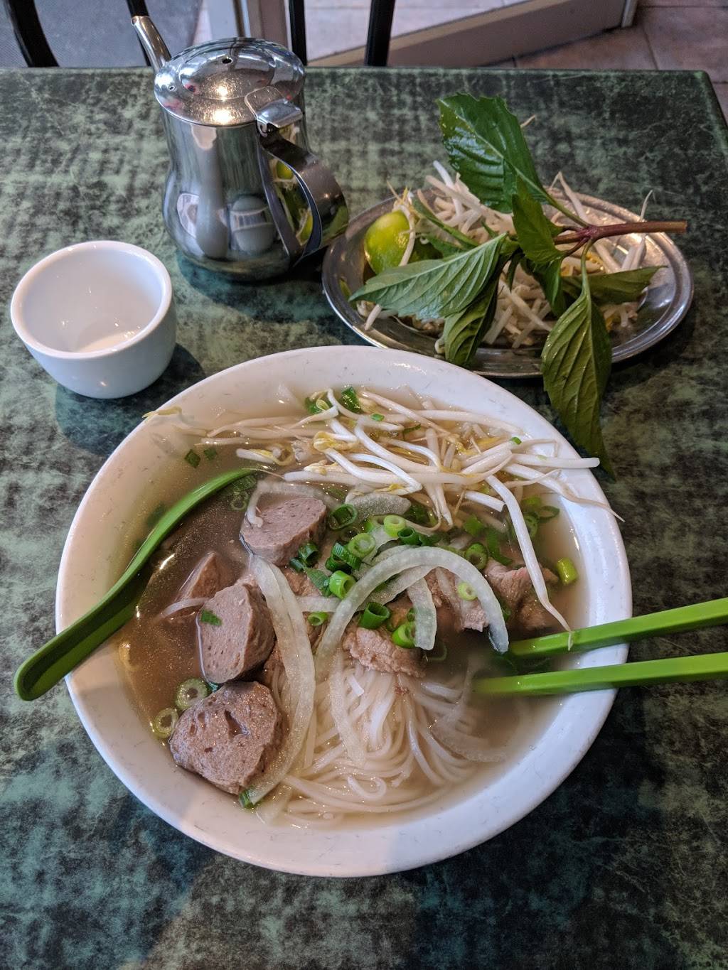 Restaurant Nguyen Phi | restaurant | 6260 Chemin de la Côte-des-Neiges, Montréal, QC H3S 2A3, Canada | 5143441863 OR +1 514-344-1863