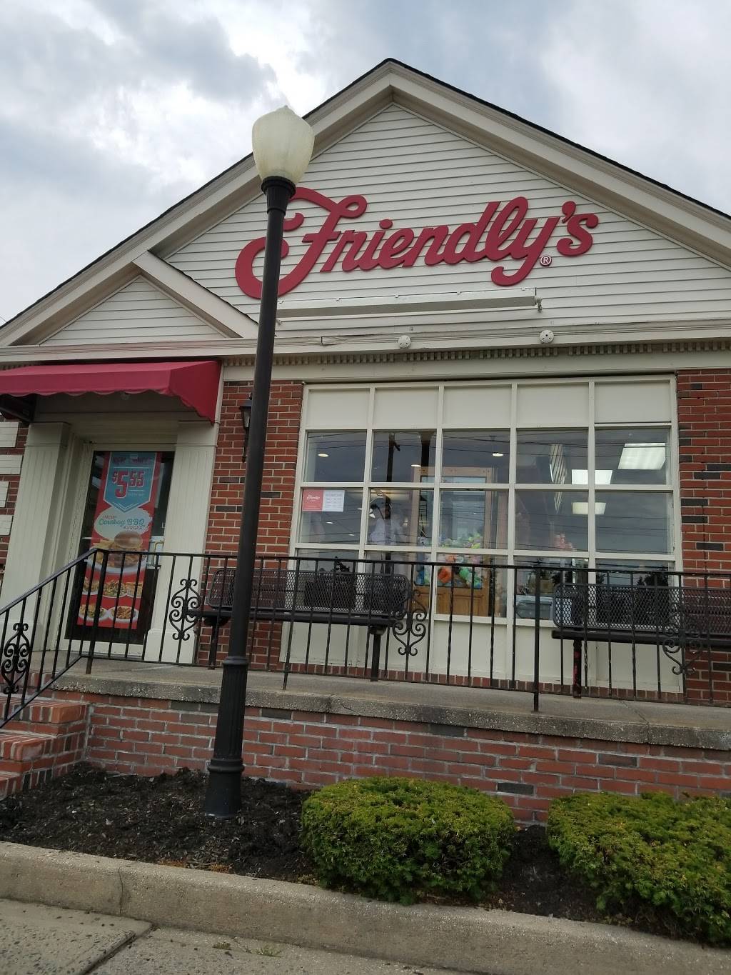 Friendlys | restaurant | 230 Jericho Turnpike, Mineola, NY 11501, USA | 5162940393 OR +1 516-294-0393