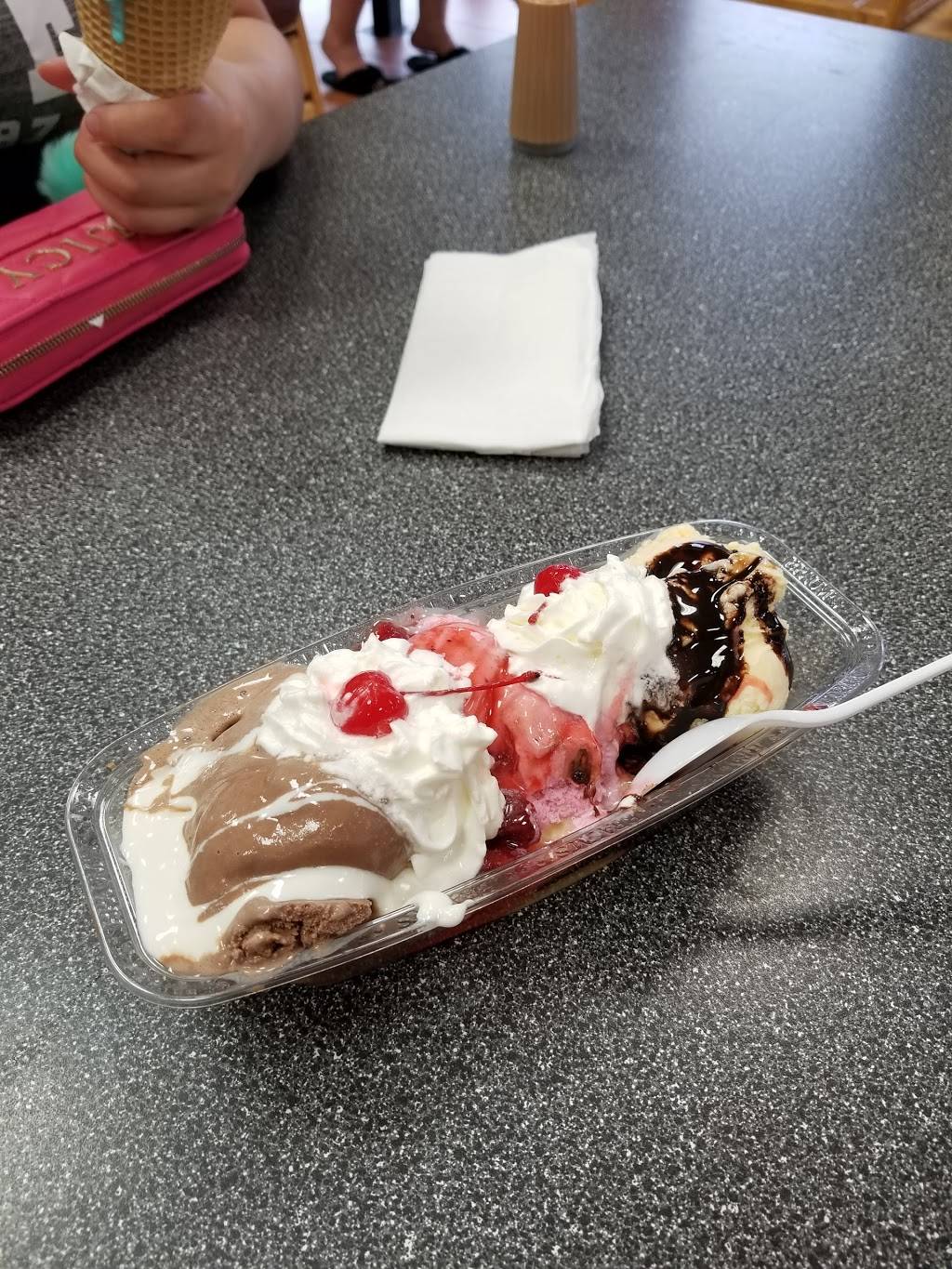 Braums Ice Cream & Burger Restaurant | restaurant | 907 S Cockrell Hill Rd, Duncanville, TX 75137, USA | 9727098946 OR +1 972-709-8946