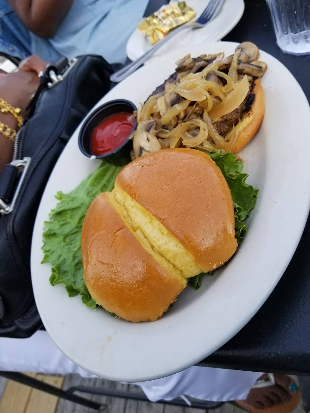 Crews Inn | restaurant | 31988 N River Rd, Harrison Charter Township, MI 48045, USA | 5864638144 OR +1 586-463-8144