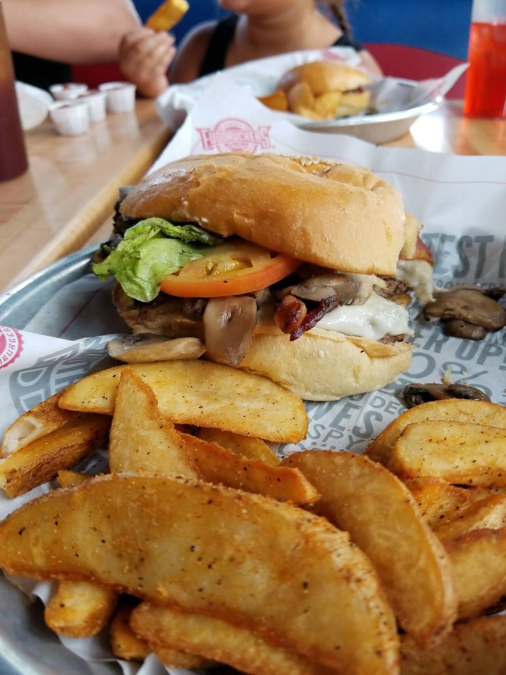 Fuddruckers | restaurant | 4423 Mills Cir, Ontario, CA 91764, USA | 9099804089 OR +1 909-980-4089