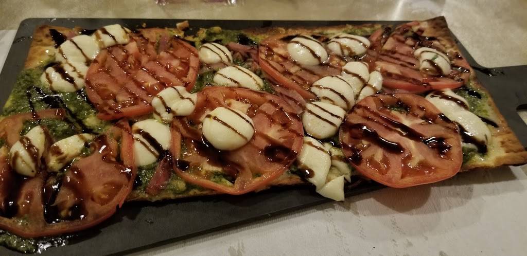 Michiels Bar & Grill | restaurant | 1100 Appleton St, Menasha, WI 54952, USA | 9207227885 OR +1 920-722-7885