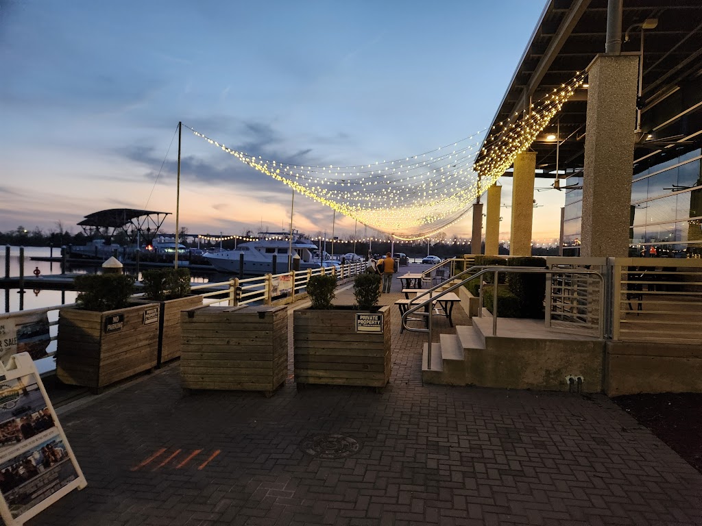 Tequilas Waterfront | restaurant | 14 Harnett St, Wilmington, NC 28401, USA | 9104084805 OR +1 910-408-4805