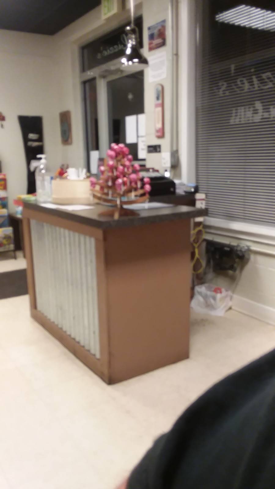 Lizzies Grill-N-Chill | restaurant | 1989 N Main St, Goldston, NC 27252, USA | 9198989918 OR +1 919-898-9918