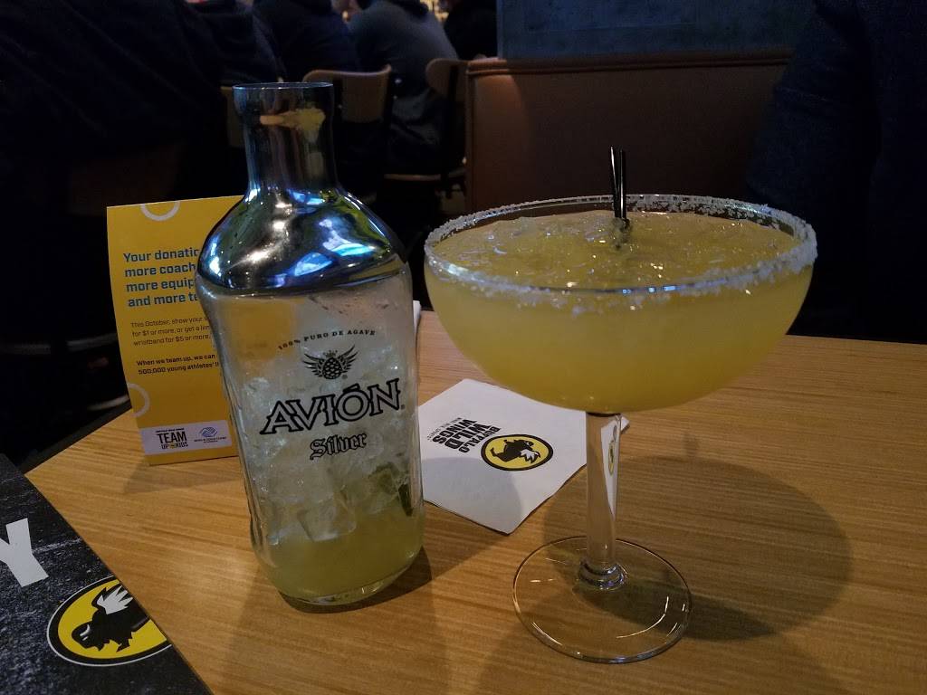 Buffalo Wild Wings | restaurant | 820 Commons Dr, Geneva, IL 60134, USA | 6302629464 OR +1 630-262-9464