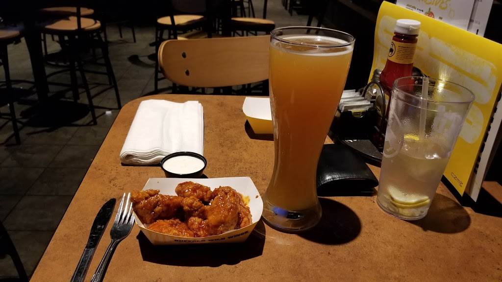Buffalo Wild Wings | restaurant | 8440 Castleton Corner Dr, Indianapolis, IN 46250, USA | 3175772999 OR +1 317-577-2999