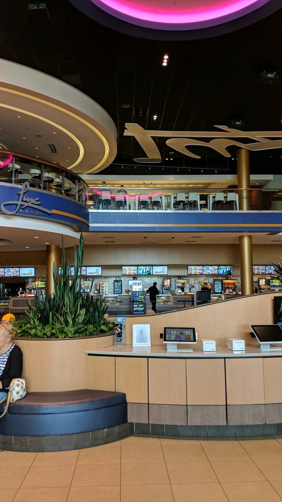 Showcase Cinema de Lux Patriot Place | restaurant | 24 Patriot Pl, Foxborough, MA 02035, USA | 8003154000 OR +1 800-315-4000