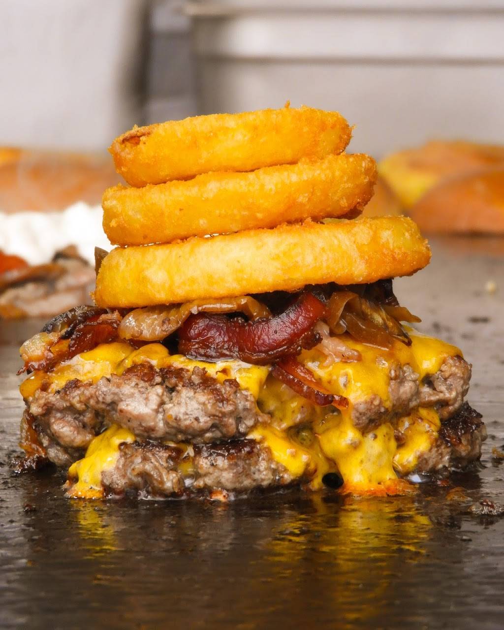 Gladiator Burger & Steak | restaurant | 6039 Erin Mills Pkwy, Mississauga, ON L5N 0G5, Canada | 9058588777 OR +1 905-858-8777