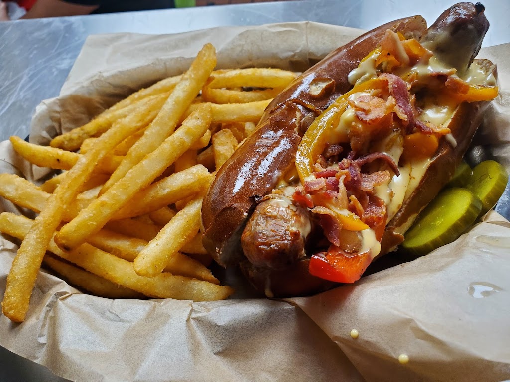 Magoos on the Mound | restaurant | 5841 W Bluemound Rd, Milwaukee, WI 53213, USA | 4148376125 OR +1 414-837-6125