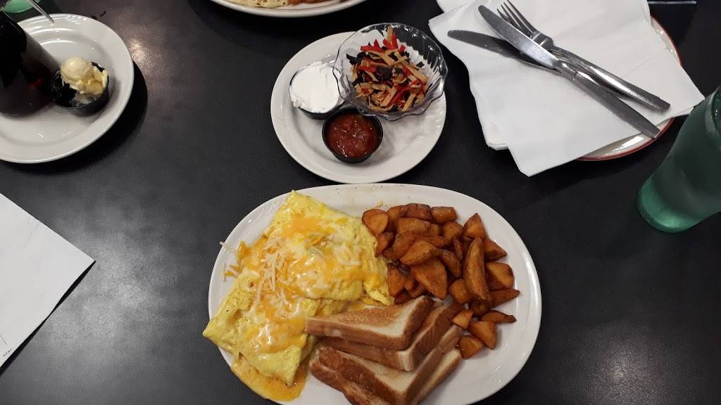 Friendlys | restaurant | 1090 Iyannough Rd, Hyannis, MA 02601, USA | 5087718145 OR +1 508-771-8145