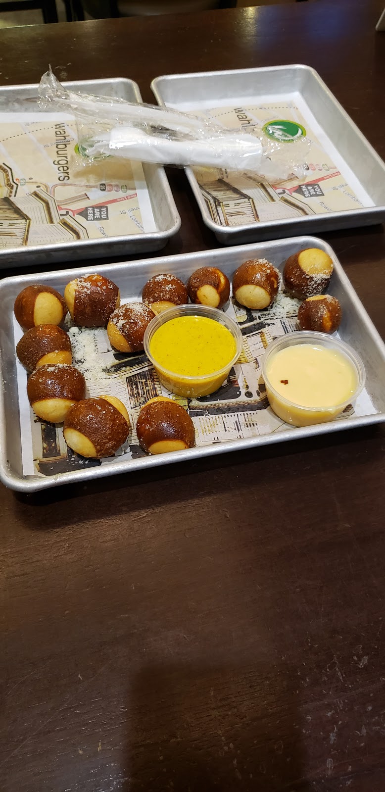 Wahlburgers @ Hy-Vee | restaurant | 5212 3rd Ave, Kearney, NE 68845, USA | 3082360031 OR +1 308-236-0031