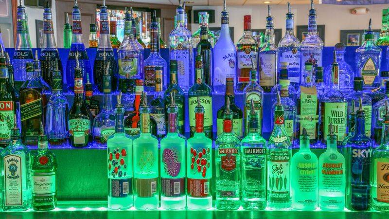 Lucky 7 Bar and Grill | restaurant | 12715 NE 124th St, Kirkland, WA 98034, USA | 4258217717 OR +1 425-821-7717