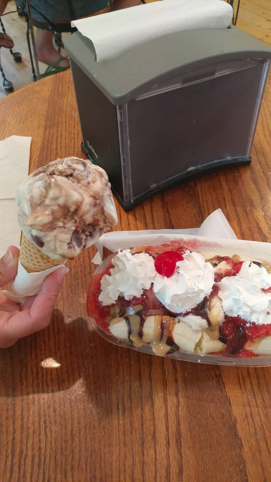 Scoopers - Ice Cream | restaurant | E1209 County Q, Waupaca, WI 54981, USA | 7152586061 OR +1 715-258-6061