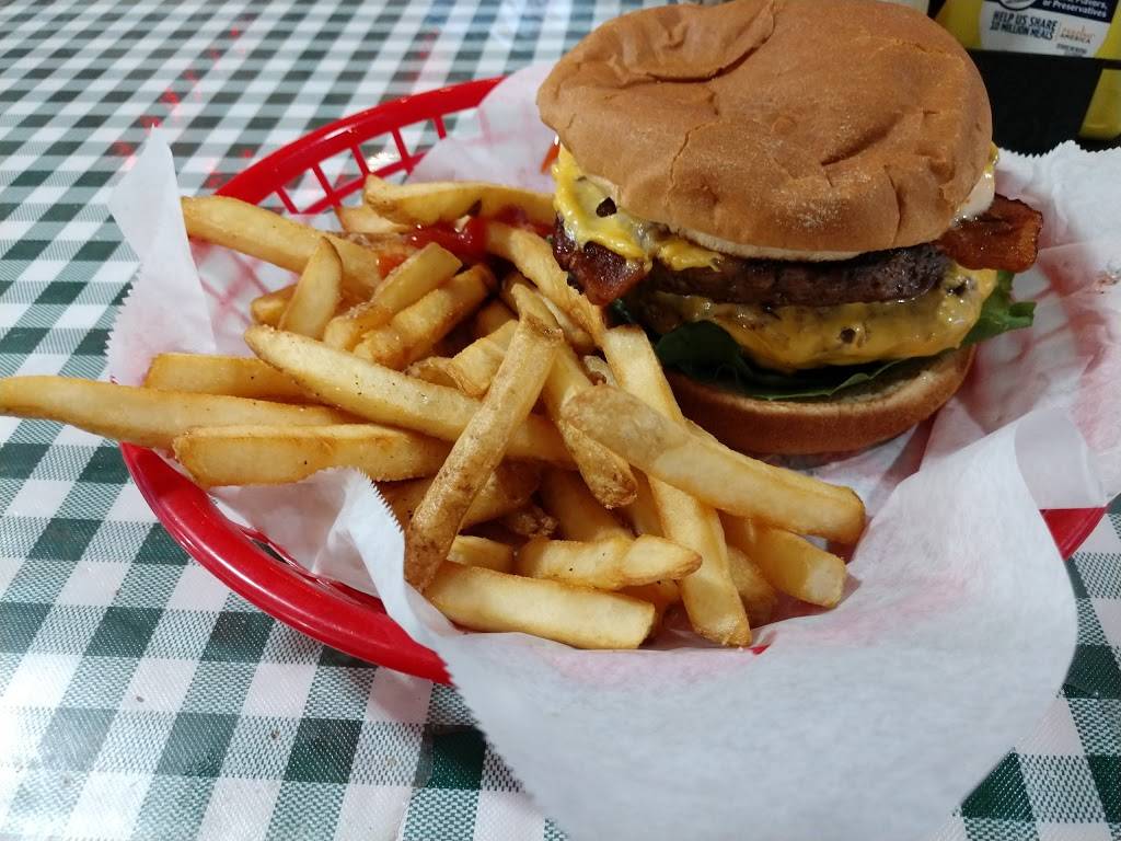 Izzys Burgers & BBQ | restaurant | 13915 S Park Dr, Magalia, CA 95954, USA | 5304139709 OR +1 530-413-9709