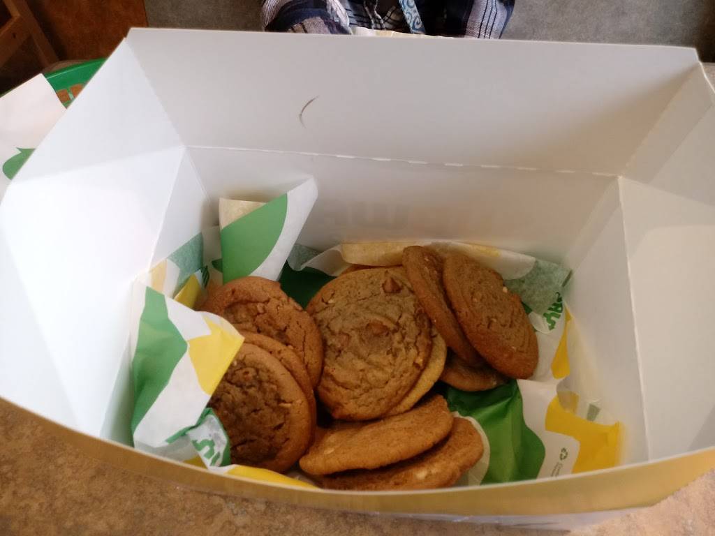 Subway | restaurant | 4721 Tuscarawas St W, Canton, OH 44708, USA | 3304779708 OR +1 330-477-9708