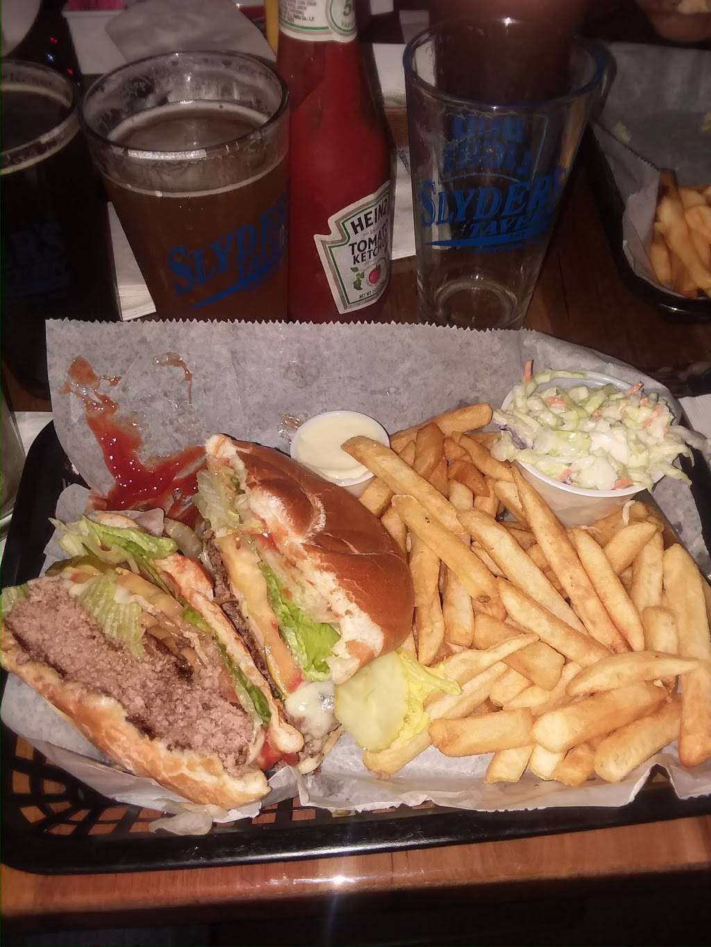 Slyders Tavern | restaurant | 836 Watervliet Ave, Dayton, OH 45420, USA | 9372581222 OR +1 937-258-1222