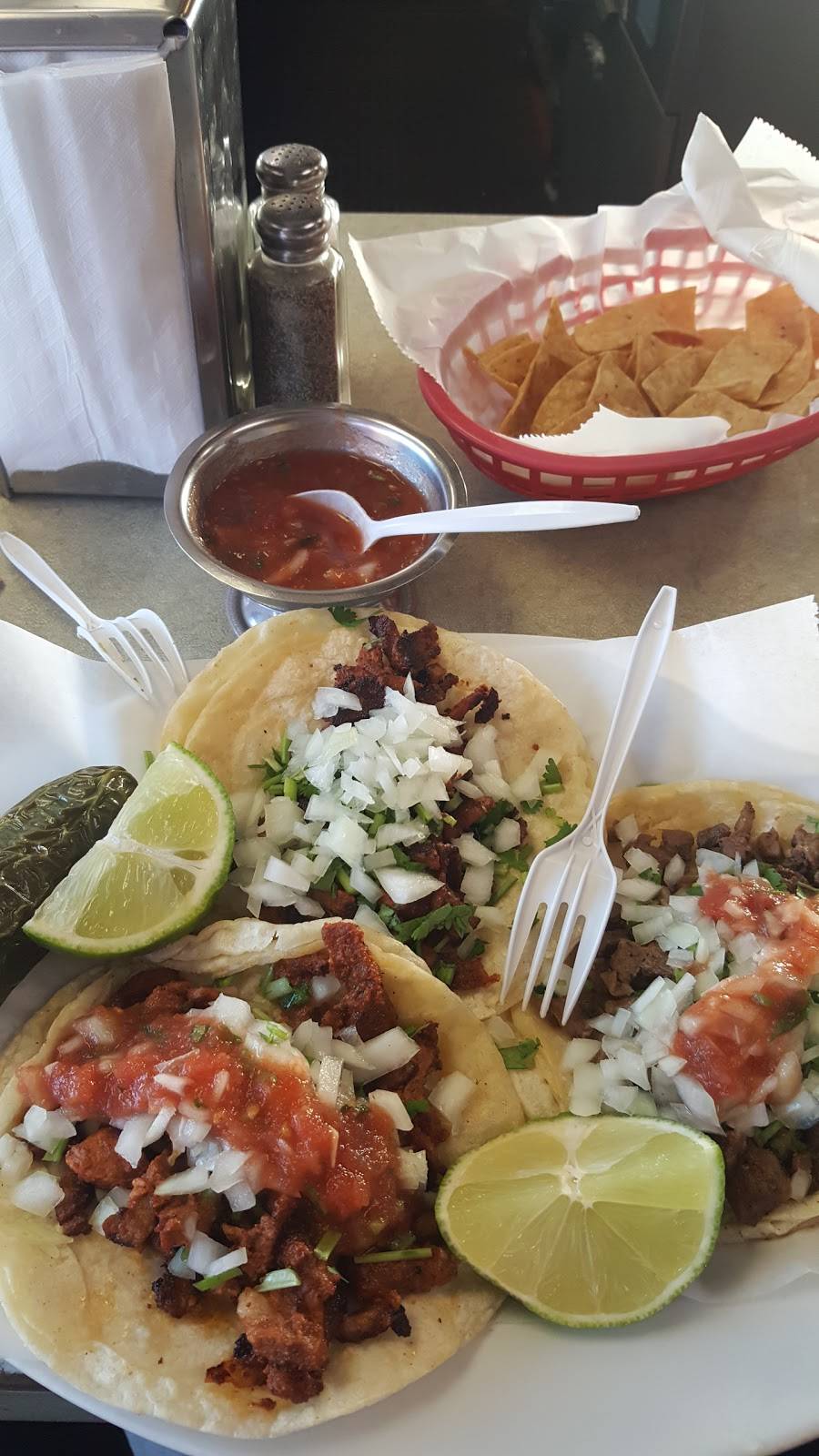 Davids Grill | meal takeaway | 800 W Cermak Rd, Chicago, IL 60608, USA | 3126667727 OR +1 312-666-7727