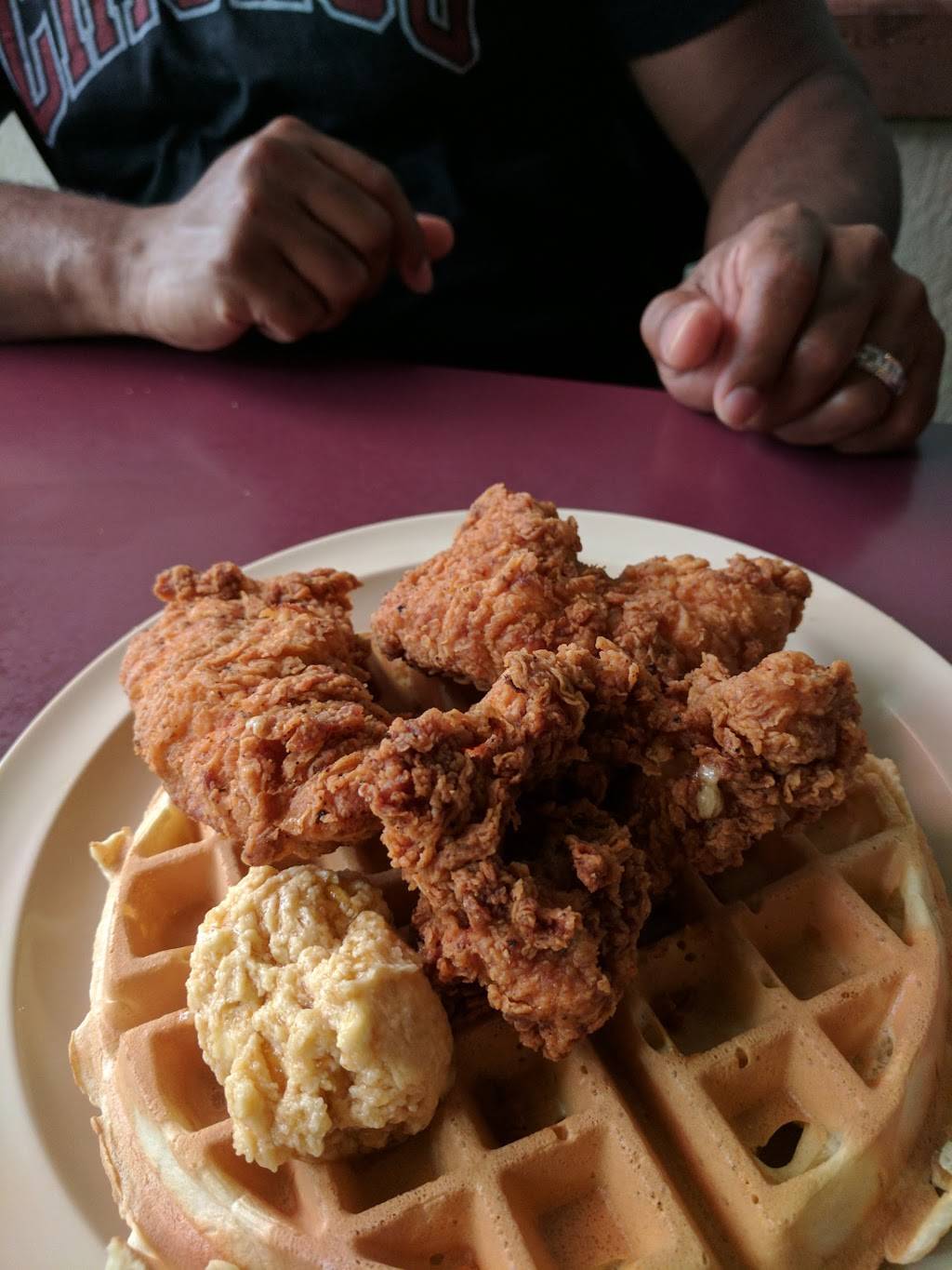 Maxines Chicken & Waffles | restaurant | 132 N East St, Indianapolis, IN 46204, USA | 3174233300 OR +1 317-423-3300