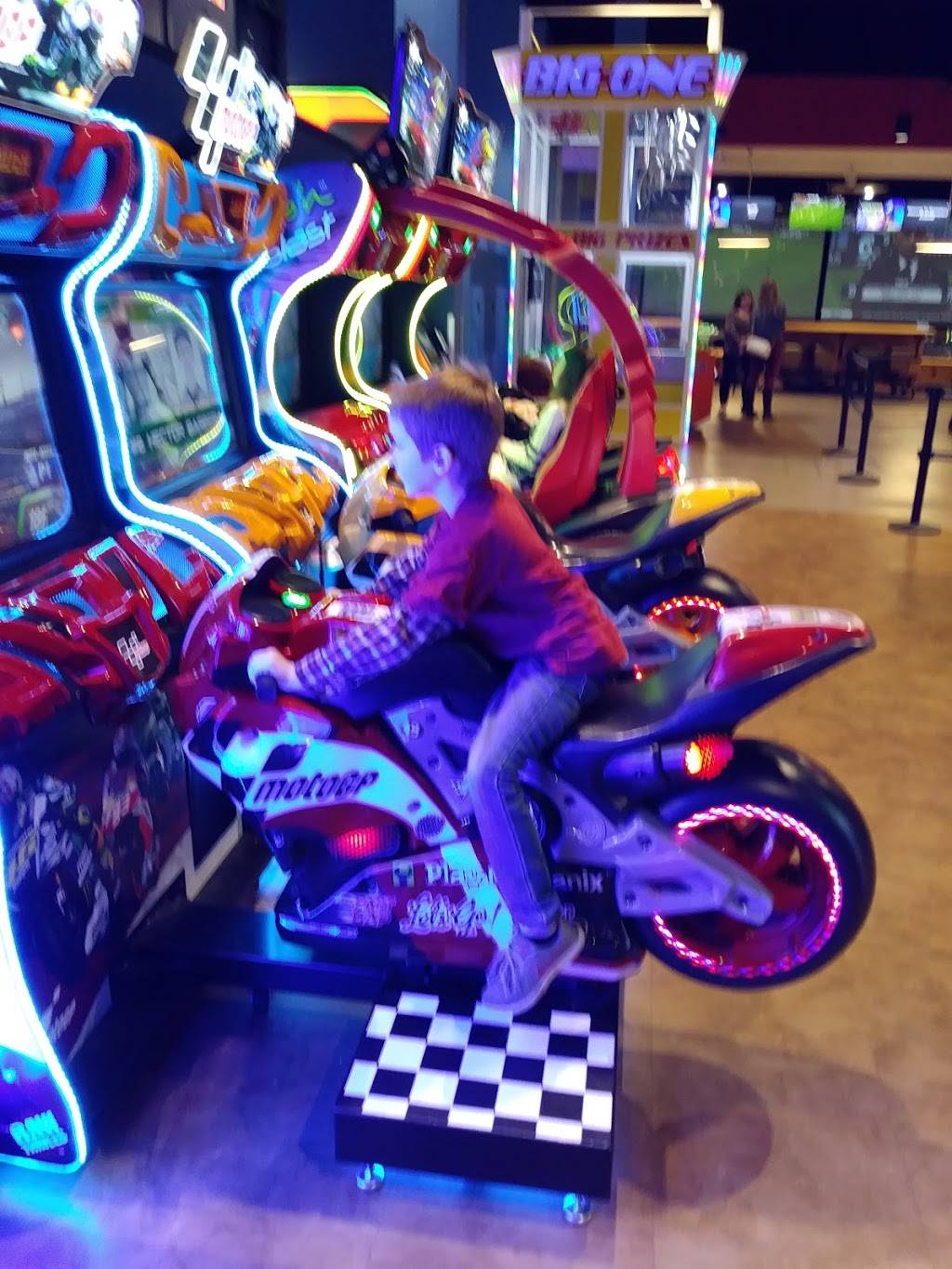 Showplace Entertainment Center & Burgh House | restaurant | 8099 Bell Oaks Dr, Newburgh, IN 47630, USA | 8128536843 OR +1 812-853-6843