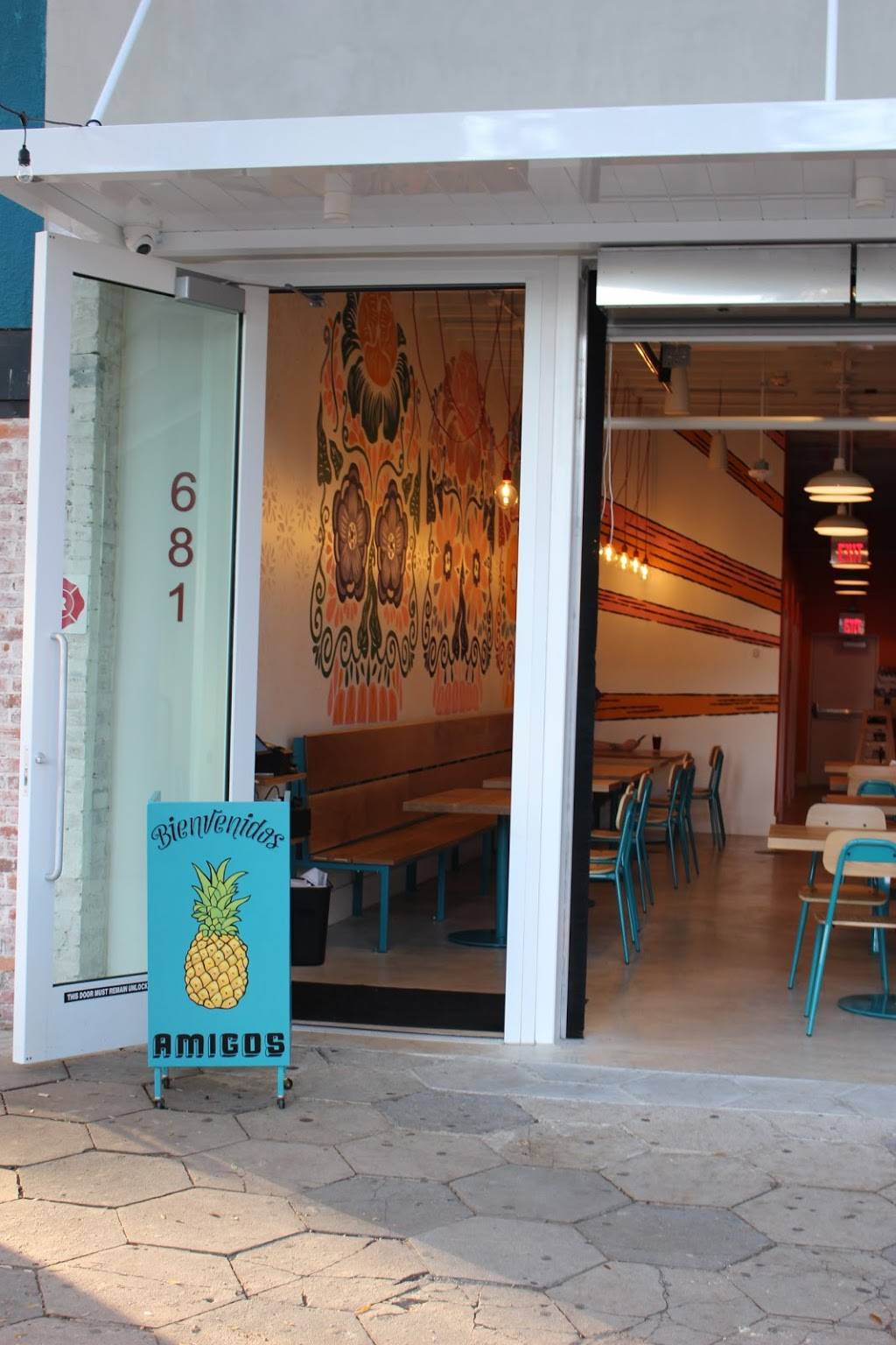 Amigos Tortilla Bar | restaurant | 681 Central Ave, St. Petersburg, FL 33701, USA | 7272588529 OR +1 727-258-8529