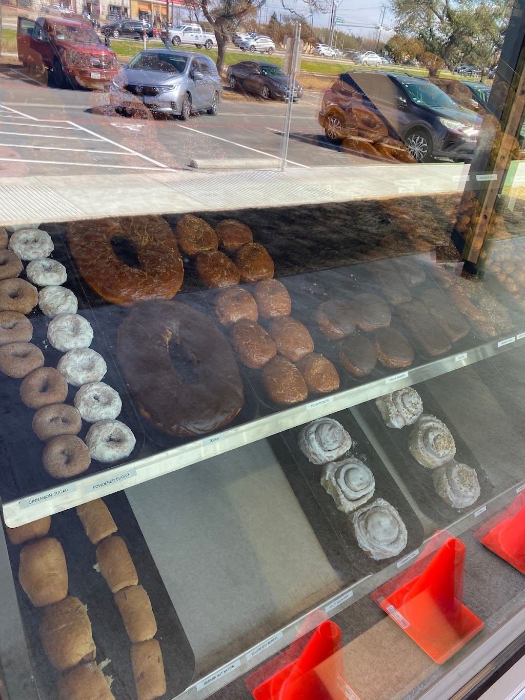 Round Rock Donuts | restaurant | 1614 E Whitestone Blvd, Cedar Park, TX 78613, USA | 5122553629 OR +1 512-255-3629