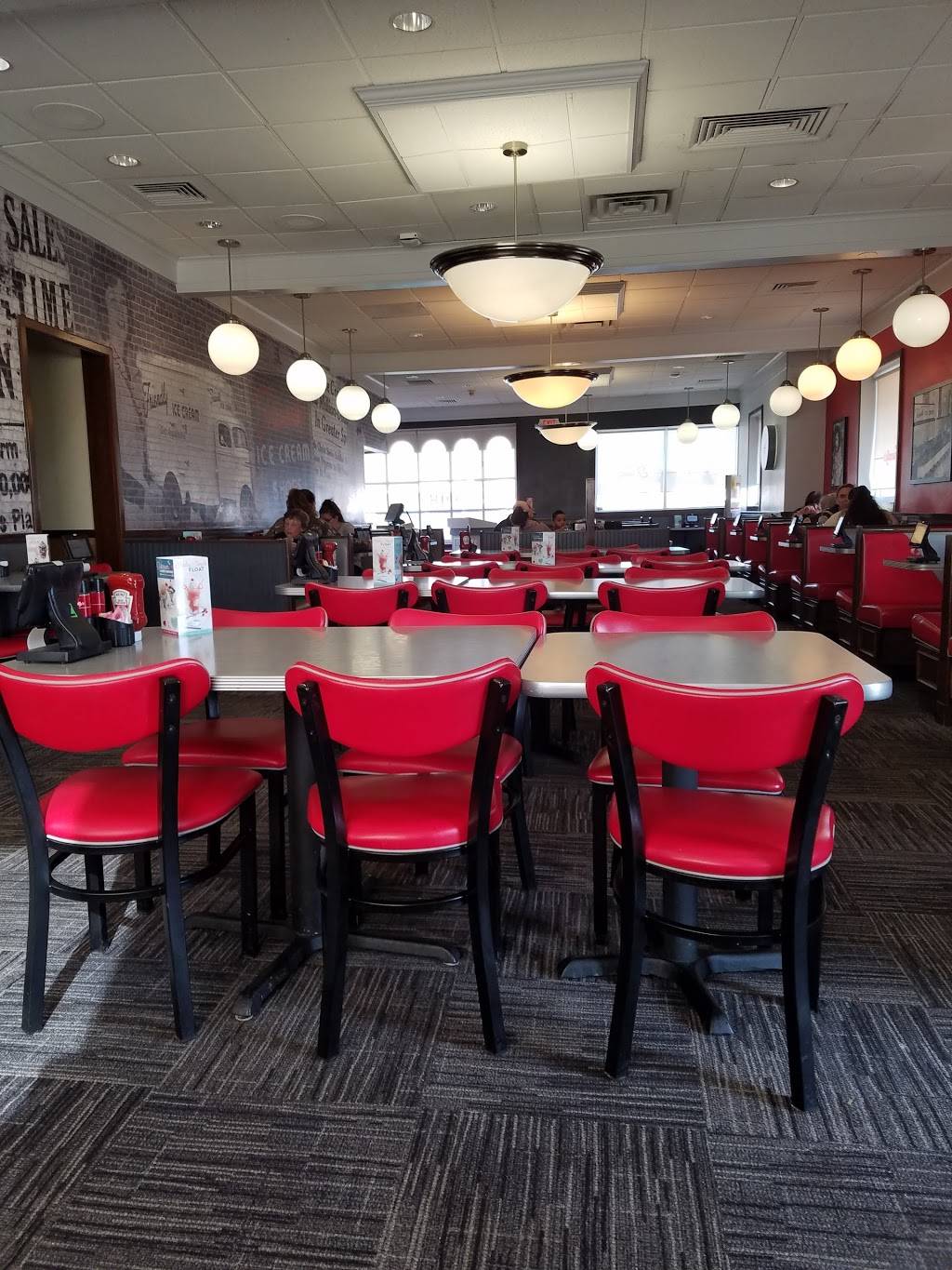 Friendlys | restaurant | 135 Mariano Bishop Blvd, Fall River, MA 02721, USA | 5086730891 OR +1 508-673-0891