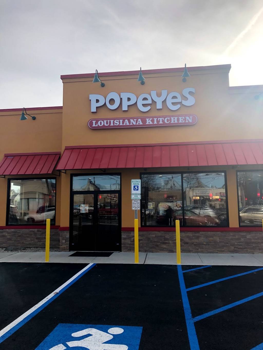 Popeyes Louisiana Kitchen | restaurant | 448 W Main St, Stamford, CT 06902, USA | 2032747381 OR +1 203-274-7381