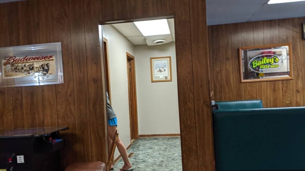 Baileys Pizza & Brstd Chicken | restaurant | 121 W Main St, State Center, IA 50247, USA | 6414832920 OR +1 641-483-2920