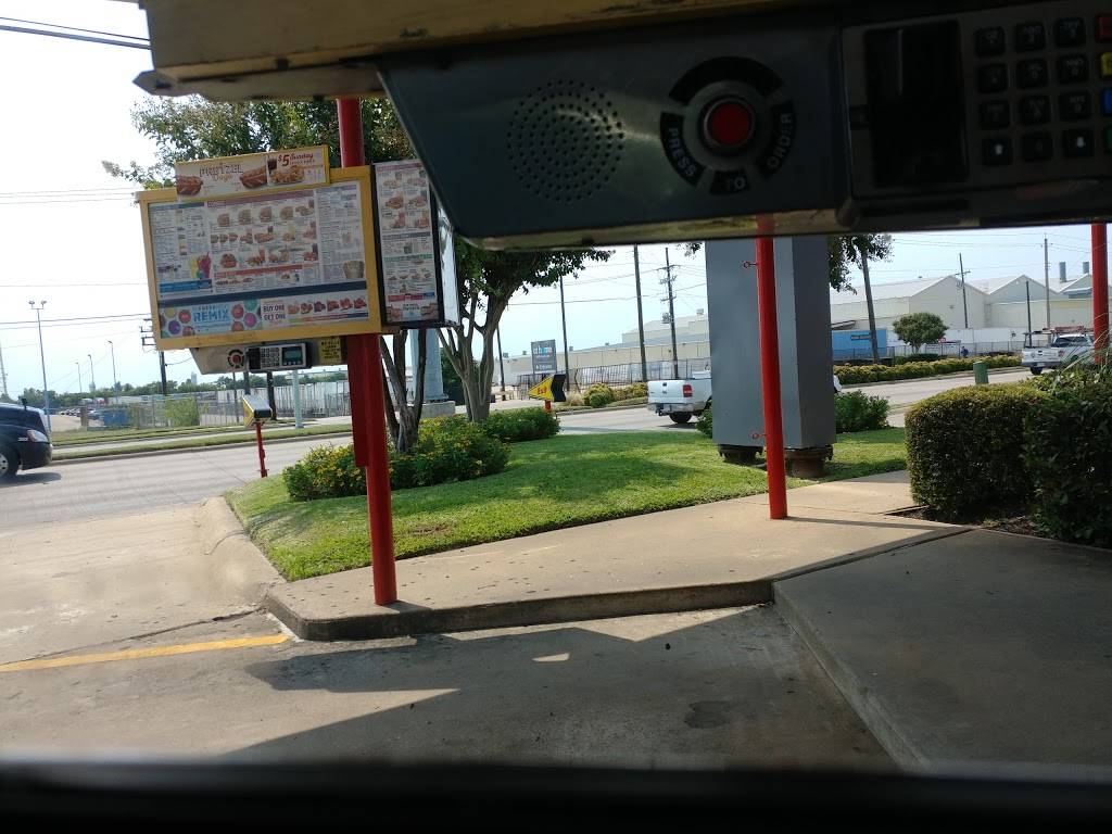 Sonic Drive-In | restaurant | 3901 Forest Ln, Garland, TX 75042, USA | 9722762727 OR +1 972-276-2727