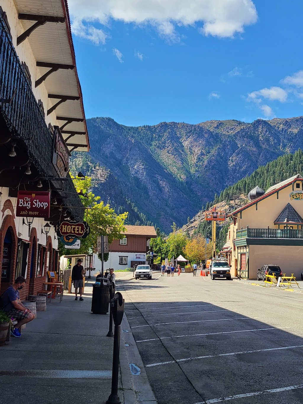 Kristalls Restaurant & Lounge | restaurant | 280 US-2, Leavenworth, WA 98826, USA | 5095485267 OR +1 509-548-5267