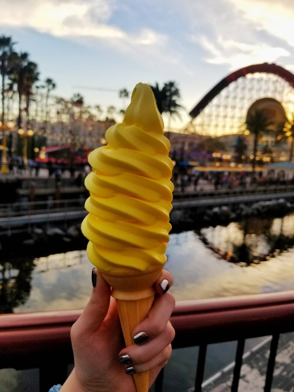 Adorable Snowman Frosted Treats | restaurant | 1313 S, Disneyland Dr, Anaheim, CA 92802, USA | 7147813463 OR +1 714-781-3463