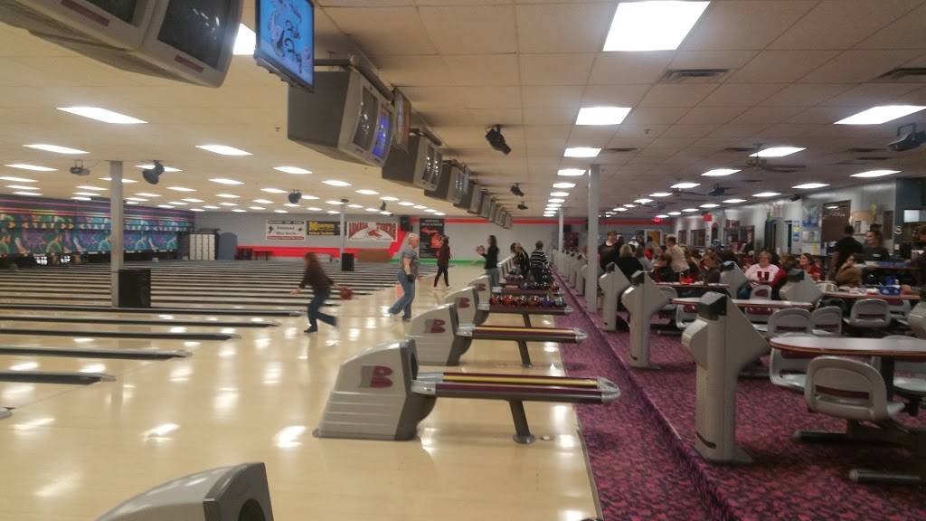 Strikers Entertainment | restaurant | 30971 Armada Ridge Rd, Richmond, MI 48062, USA | 5867279292 OR +1 586-727-9292