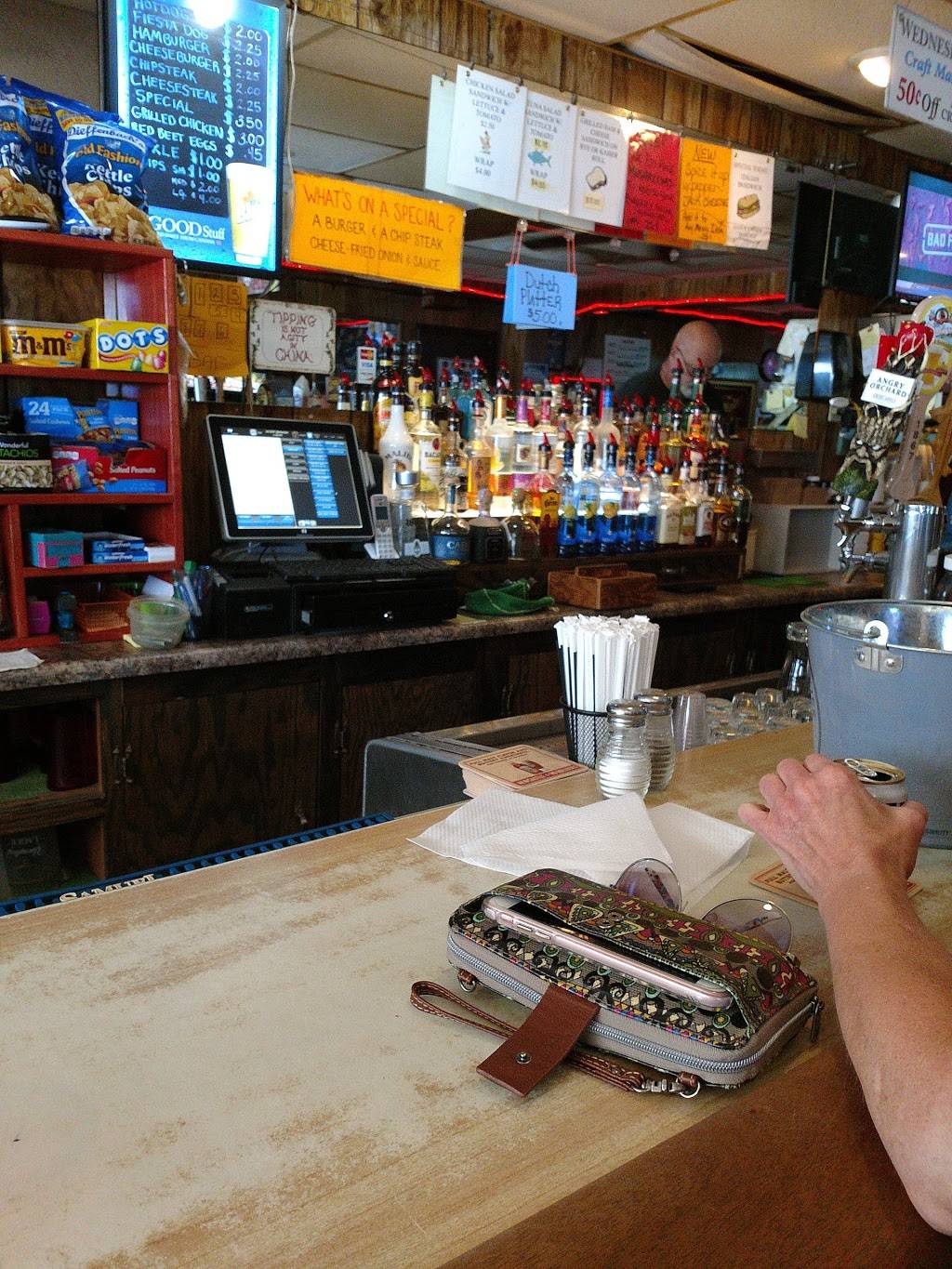 Johnny n Hon’s Grill | restaurant | 2546 Kutztown Rd, Reading, PA 19605, USA | 6109212700 OR +1 610-921-2700