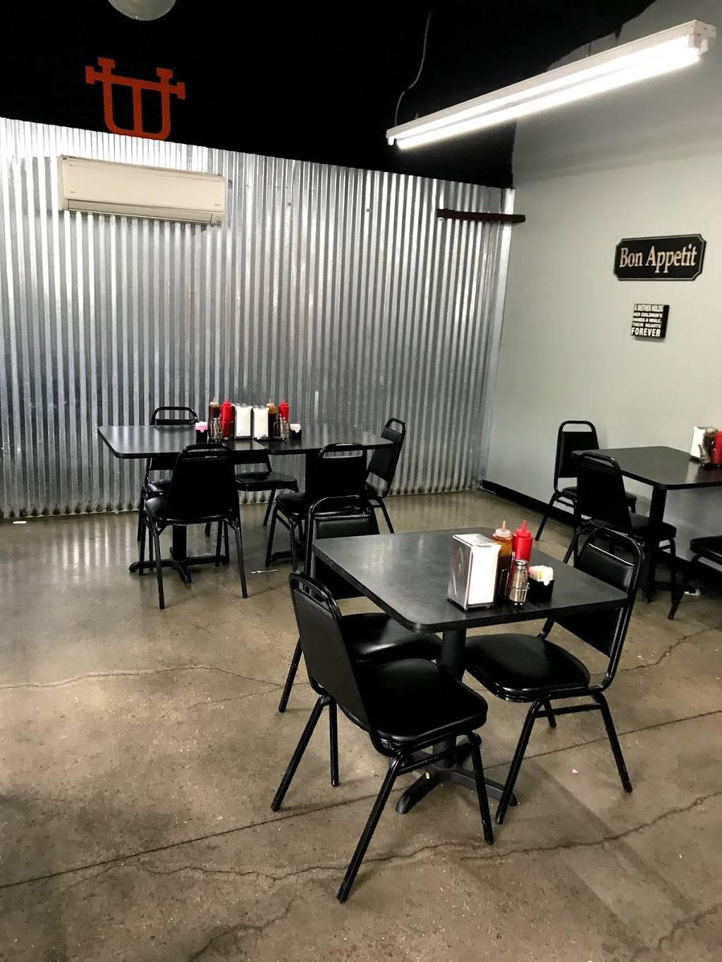 Nooga Q Smokehouse Grill | restaurant | 301 Signal Mountain Rd, Chattanooga, TN 37405, USA | 4237521935 OR +1 423-752-1935