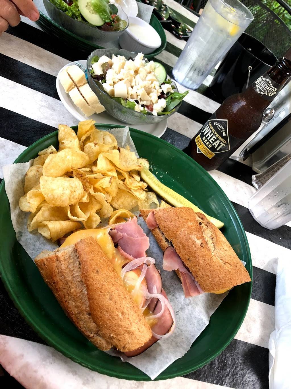 Magpies Cafe | restaurant | 903 S Main St, St Charles, MO 63301, USA | 6369473883 OR +1 636-947-3883