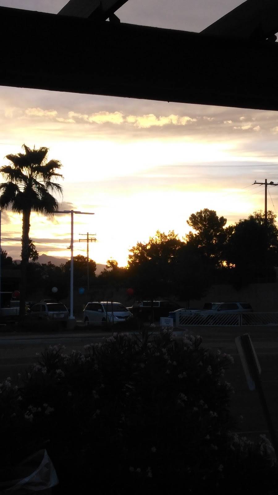 Jack in the Box | restaurant | 1302 S Kolb Rd Ave, Tucson, AZ 85710, USA | 5207471182 OR +1 520-747-1182