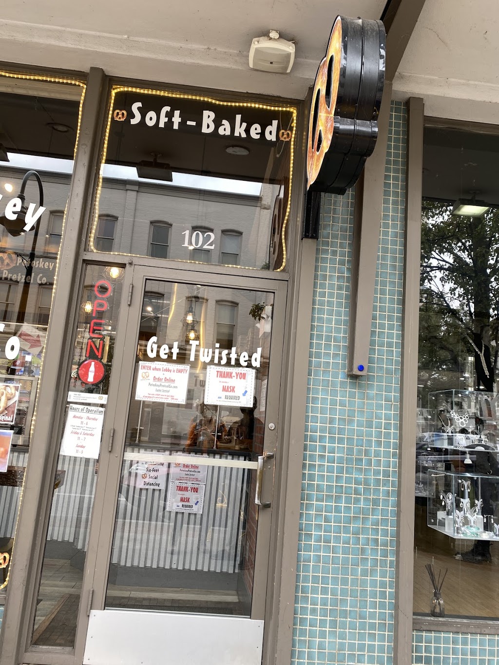 Petoskey Pretzel Co. | restaurant | 102 S Union St, Traverse City, MI 49684, USA | 2312522414 OR +1 231-252-2414