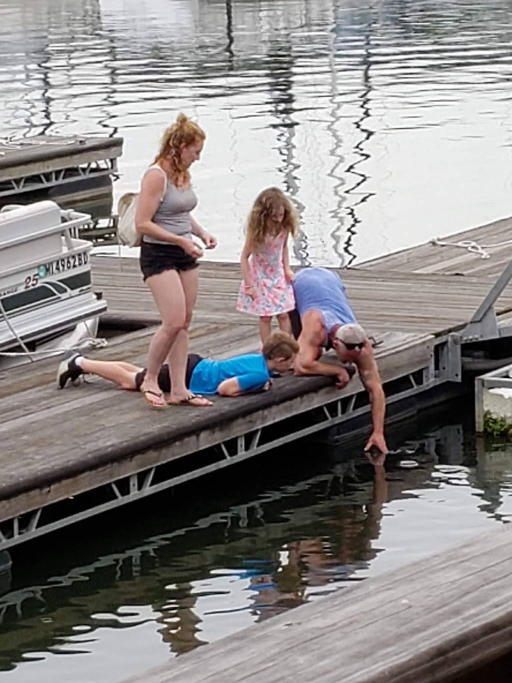 Aqua Yacht Harbor Grille | restaurant | 3832 MS-25, Iuka, MS 38852, USA | 6624235811 OR +1 662-423-5811